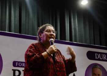 Lenia Batres es recibida con abucheos y gritos en foro sobre reforma judicial