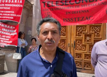 Siguen protestas de docentes contra reforma Issstezac; bloquean entrada al congreso
