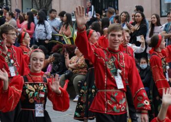 Con música, color y bailes tradicionales, inició el  Festival del Folclor Internacional 2024