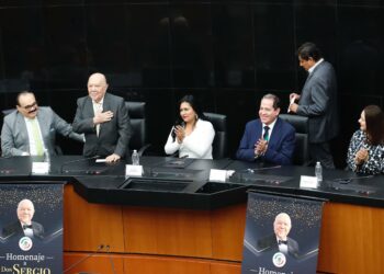 El exitoso comediante Sergio Corona, recibe homenaje en el Senado de la República