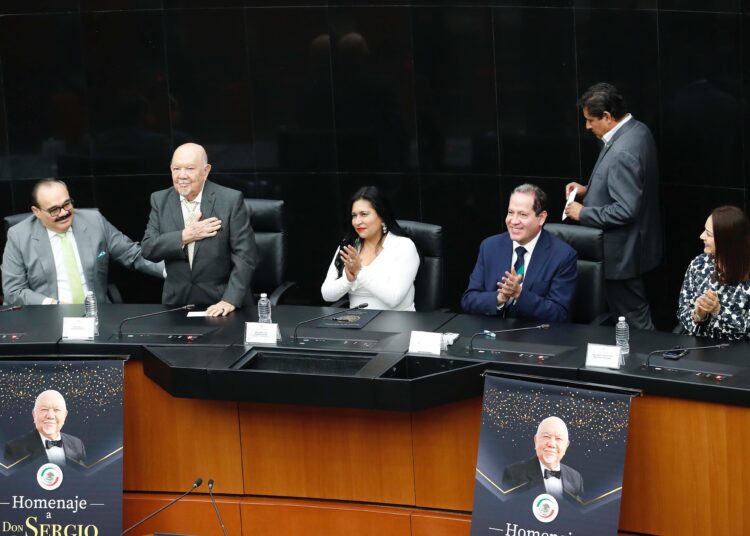 El exitoso comediante Sergio Corona, recibe homenaje en el Senado de la República