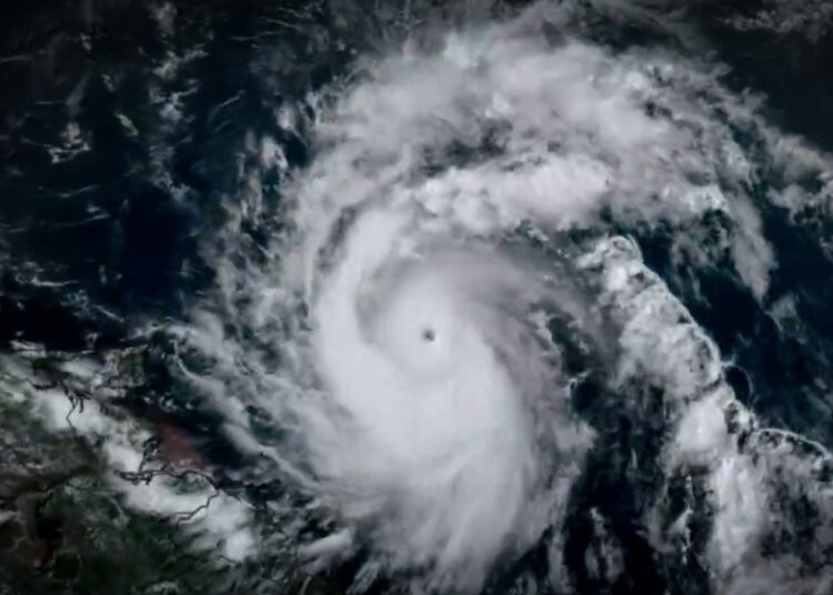 Suspenderan clases por el huracán Beryl en estos estados