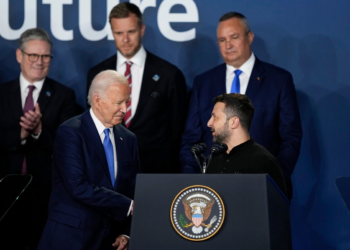 Biden presenta a Volodimir Zelensky como “presidente Putin” en la OTAN