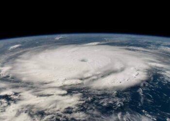 Huracán Beryl desciende a categoría 2 en su camino a México