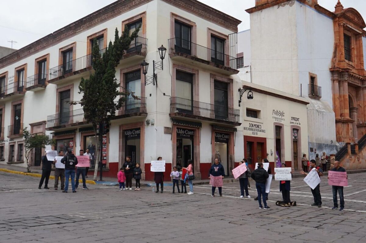 Protesta en Zacatecas por falta de instalaciones escolares. 