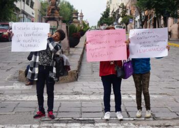 Padres y maestros exigen soluciones para la primaria Valentín Gómez Farías