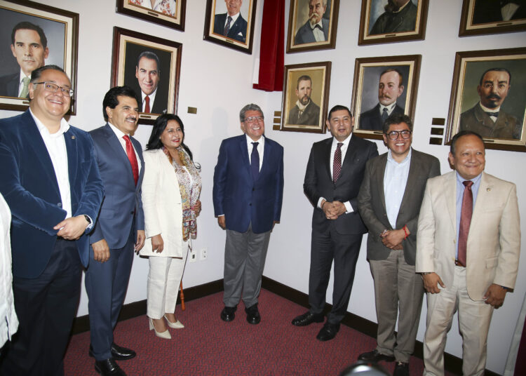 Develan pintura del senador con licencia, Alejandro Armenta, en la antigua sede del Senado