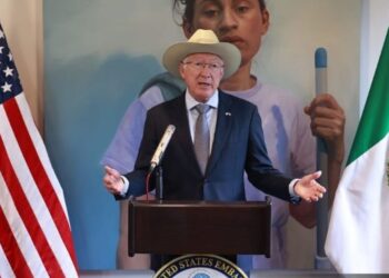 AMLO pone pausa con los embajadores Ken Salazar y Clark