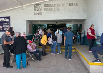 Hacen simulacro de balaceras en el IMSS; capacitan a personal ante la violencia