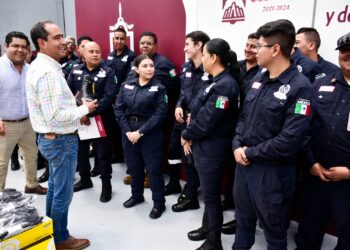 Promete Saldivar apoyo a bomberos  en Guadalupe, en los próximos tres años