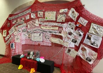 Madres buscadoras exponen 60 bordados de dolor