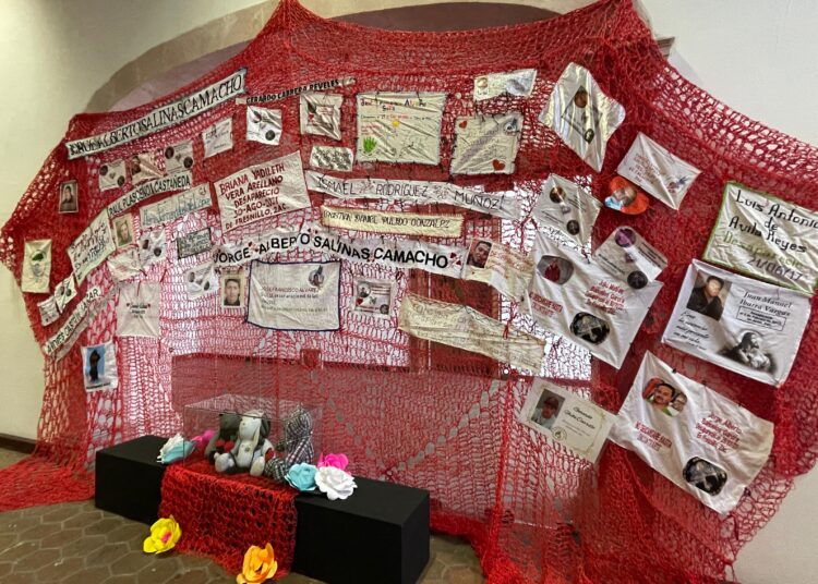 Madres buscadoras exponen 60 bordados de dolor