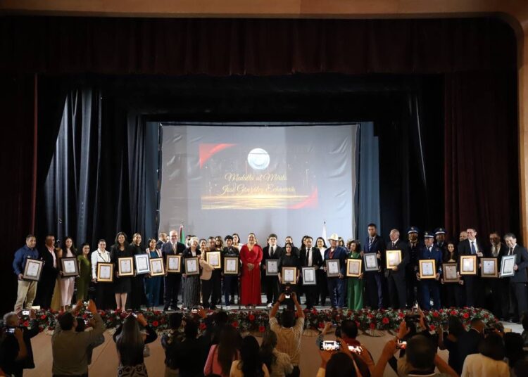 Fresnillo reconoce sus hombres y mujeres y les entrega la medalla “José González Echeverría”