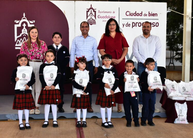 Entrega Pepe Saldivar útiles escolares en el Colegio Valladolid