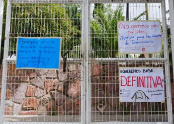 Madres de familia de Pinos y de telesecundarias toman oficinas de Secretaría de Educación