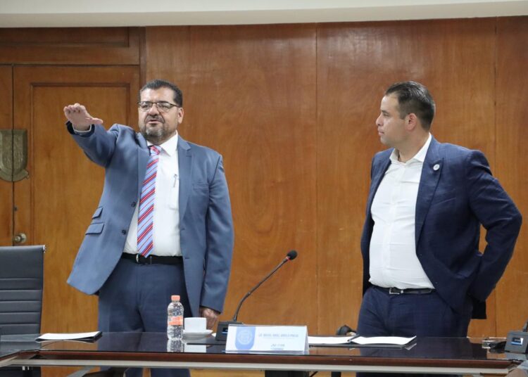Fabian Muñoz y Judith de León Ayala, secretario y tesorera del ayuntamiento capitalino