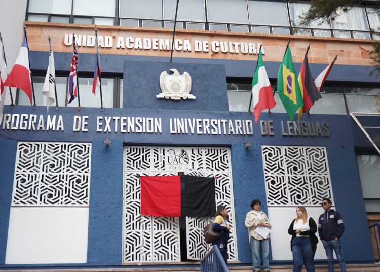 Docentes toman instalaciones del PEUL de la UAZ; argumentan que la evaluación es ilegal