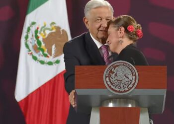 Beatriz Gutierrez Müller se presenta junto a AMLO en la mañanera para despedirse