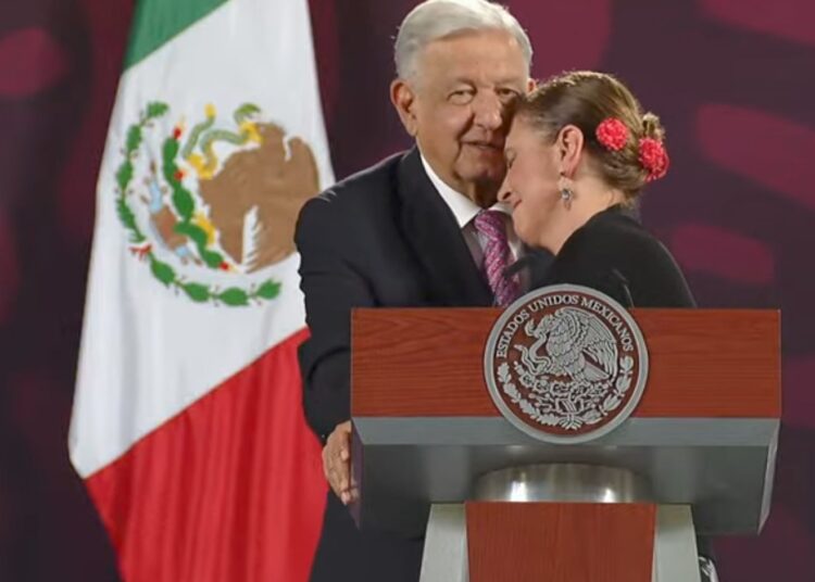 Beatriz Gutierrez Müller se presenta junto a AMLO en la mañanera para despedirse