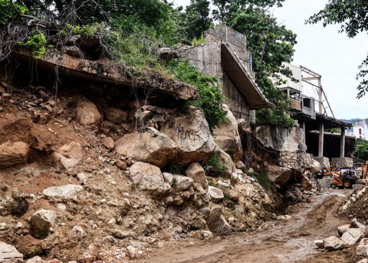 Mueren dos personas en deslave tras el paso del huracán John
