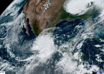 John se degrada a tormenta tropical y toca tierra en Michoacán