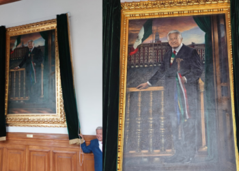Este es el retrato de AMLO tallado en oro que estará en Palacio Nacional
