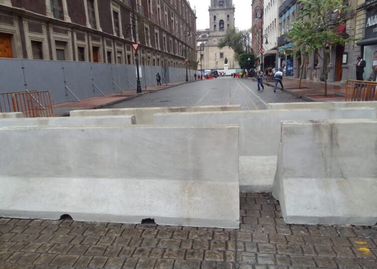 Por marcha a 10 años de Ayotzinapa, blindan Palacio Nacional con vallas