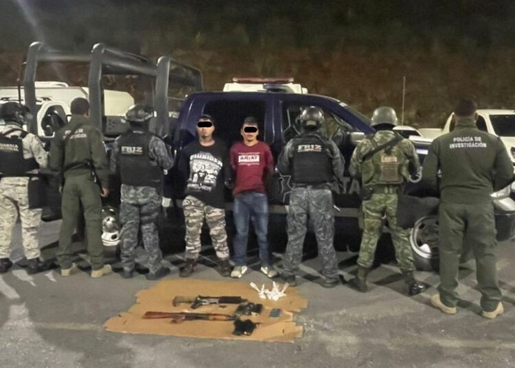 Detienen a dos presuntos delincuentes con armamento y droga