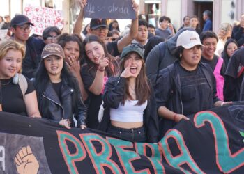 Marchan estudiantes universitarios en memoria del 2 de octubre