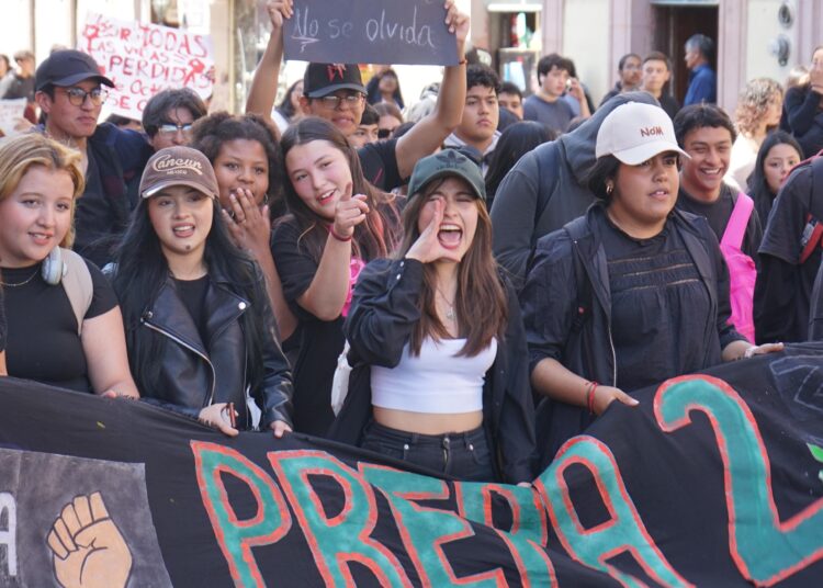 Marchan estudiantes universitarios en memoria del 2 de octubre