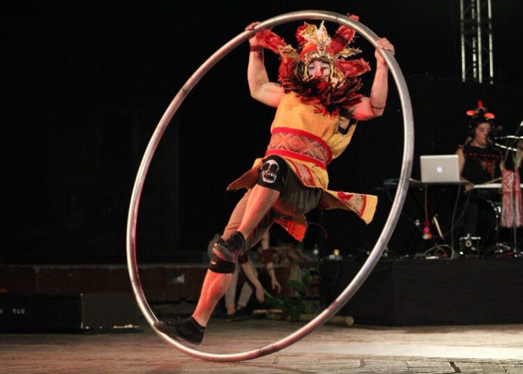 “Fuego Rojo” pieza teatral que combina circo callejero, en el Teatro Internacional de Calle