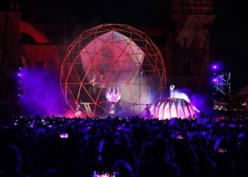 “Globe” impacta con pirotecnia y estructuras metálicas en Plaza de Armas