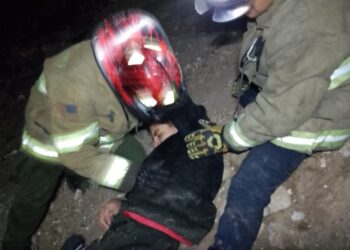 Rescatan a joven que cayó a un barranco de 40 metros en la colonia Lázaro Cárdenas