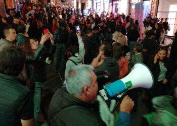 Policías estatales agreden a promotores de revocación de mandato durante desfile de Día de Muertos