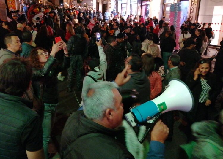 Policías estatales agreden a promotores de revocación de mandato durante desfile de Día de Muertos