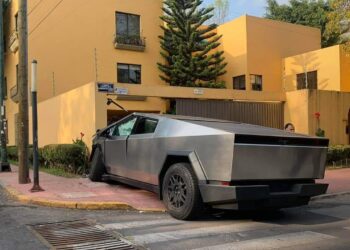 “El Jhay Pa” estrella una Cybertruck en Chapultepec