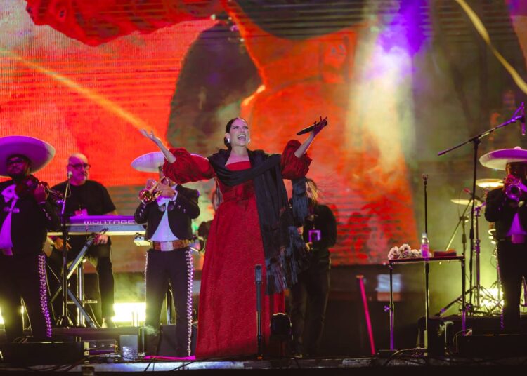 La magia de Natalia Jiménez, impregnó a la Plaza de Armas de Zacatecas