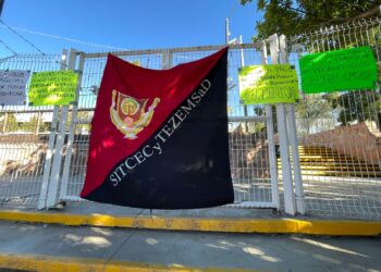 Maestros bloquean edificios de Finanzas y Educación, pero no hay dinero para pagarles bono