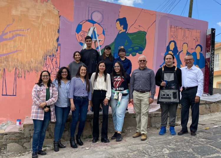 Mural de artistas zacatecanos se plasma en la calle Vergel Nuevo; Participa la comunidad