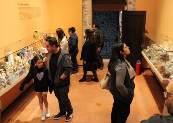 El diálogo de alfeñiques en la exposición “Azúcares Sacras”