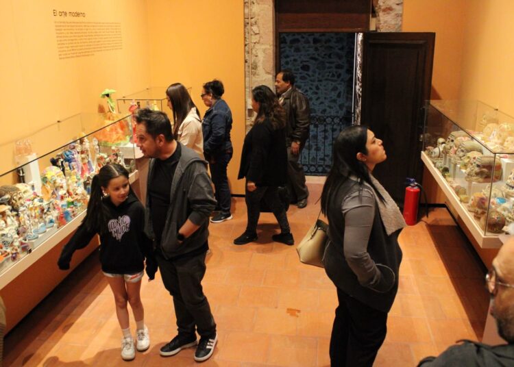 El diálogo de alfeñiques en la exposición “Azúcares Sacras”