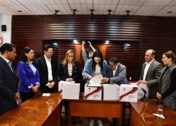 Secretario de Finanzas entregó el paquete económico 2025 al congreso zacatecano