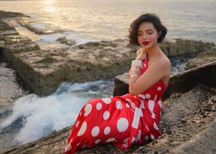 Recaban firmas para quitar reconocimiento de “Mujer del Año” a Ángela Aguilar