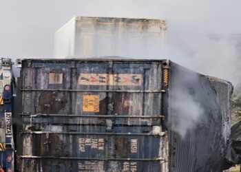 Se derrama ácido corrosivo en la carretera Zacatecas-Aguascalientes, por volcadura de Trailer