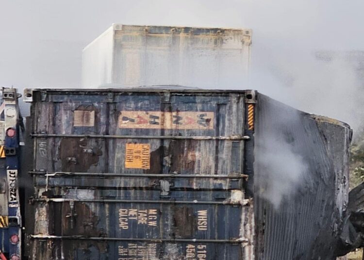 Se derrama ácido corrosivo en la carretera Zacatecas-Aguascalientes, por volcadura de Trailer