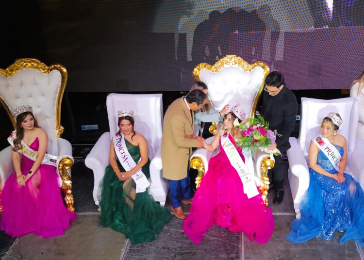 Coronan a Melisa I como reina de la Feria Estatal de Guadalupe