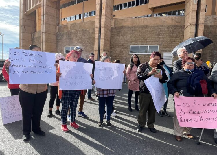 Padres de familia toman el Centro Cultural donde se pretende montar el Museo de la Corrupción