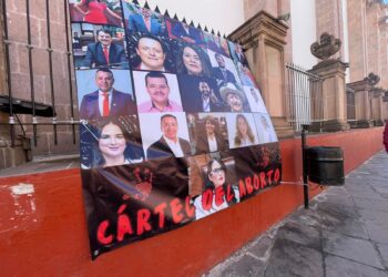 Colocan fotografías de legisladores con frases de “Diputados asesinos” en congreso Zacatecas