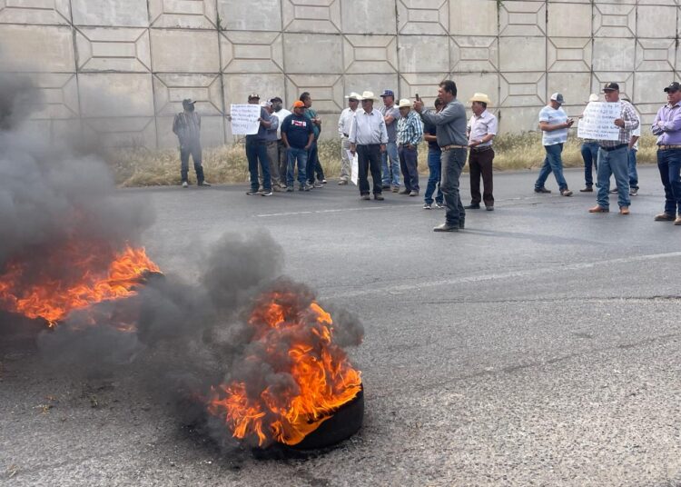 Frijoleros bloquean la carretera federal 45; protestan por el cierre de centros de acopio