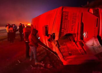 Vuelcan dos autobuses de pasajeros en aparatoso choque; no hay víctimas